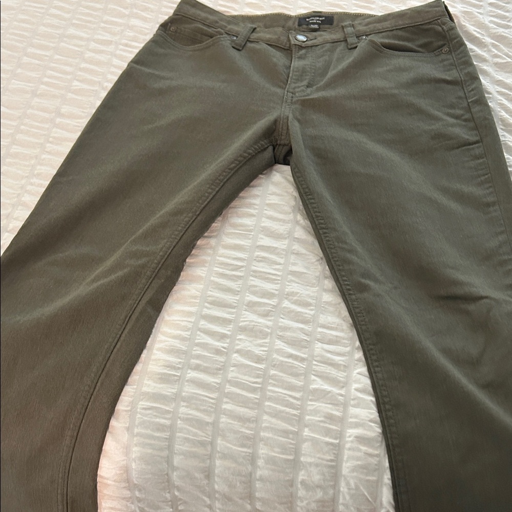 Banana Republic Men's Olive Relaxed Slim Casual Pants - Picture 5 of 5